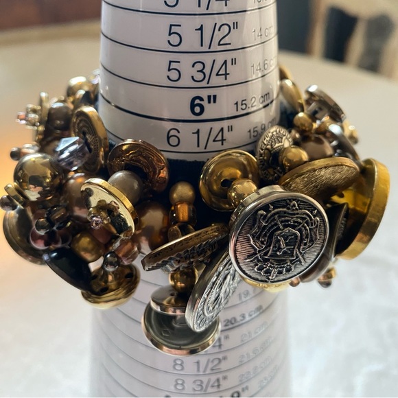 Button Bracelet - Picture 6 of 10